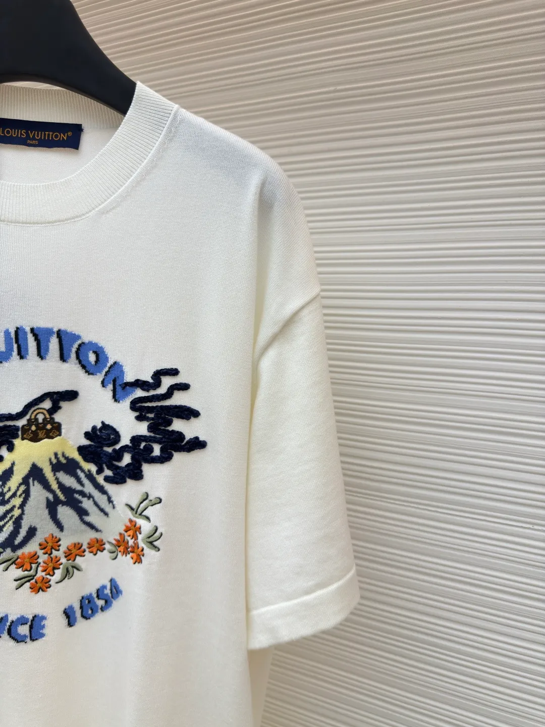 LOUIS VUITTON Nigo co-branded volcano embroidered knitted short-sleeved T-shirt ●Authentic product: Purchased and developed for 10999 ●Item number: 1680108-A90 ●Fabric: Pure cotton ribbed fabric ●Technology: Knitted production ●Version: Fitted version ●Weight: about 240 grams ●Size: XS-S-M-L ●Description: Pharrell William and Nigo dance together at the autumn and winter show. A Monogram handbag emerges from a volcano, surrounded by Louis Vuitton elements and cherry blossoms. This image is intarsia and embroidered on the chest of this sweater. Short-sleeved T-shirts for men and women cut from soft cotton in a round-neck style. The overall wiring is straight and delicate, the fabric is comfortable and soft, and the color is consistent without color difference. It can be matched with the same style to create a fashionable look and control various occasions. Customized accessories, complete with three standards, same style for men and women!